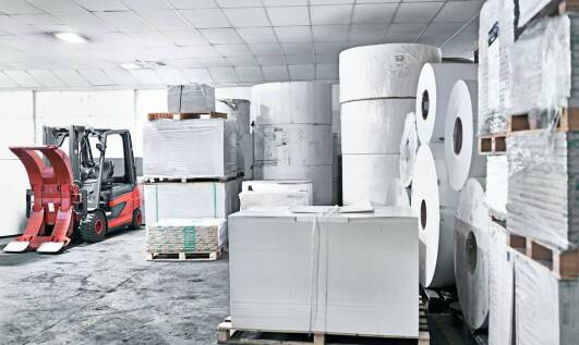 Jak producent ręczników papierowych może wpłynąć na koszty operacyjne firmy?