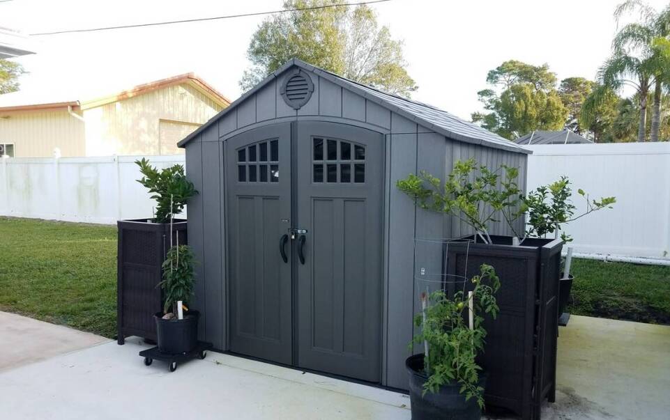 Materiały używane do produkcji piwniczek ogrodowych: zalety laminatu poliestrowo-szklanego