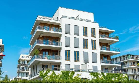 Dlaczego warto rozważyć montaż klimatyzacji z funkcją grzania w nowym budownictwie?