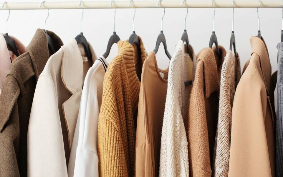 Jak płaszcz wełniany damski z kapturem może uzupełnić Twoją garderobę?