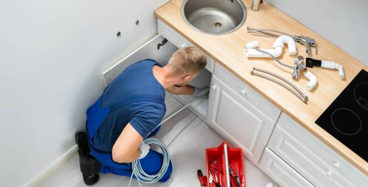Współpraca z ekspertami od instalacji wodno-kanalizacyjnych: Na co zwrócić uwagę?