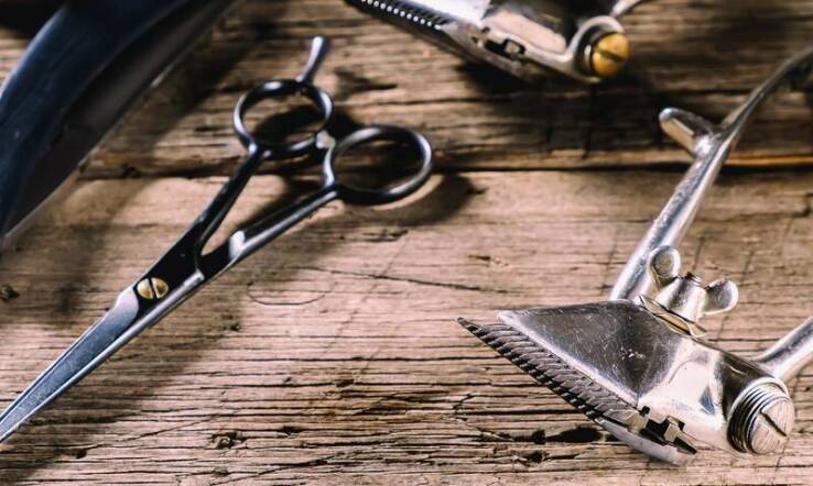 Jakie akcesoria do stylizacji włosów są rekomendowane po strzyżeniu męskim?