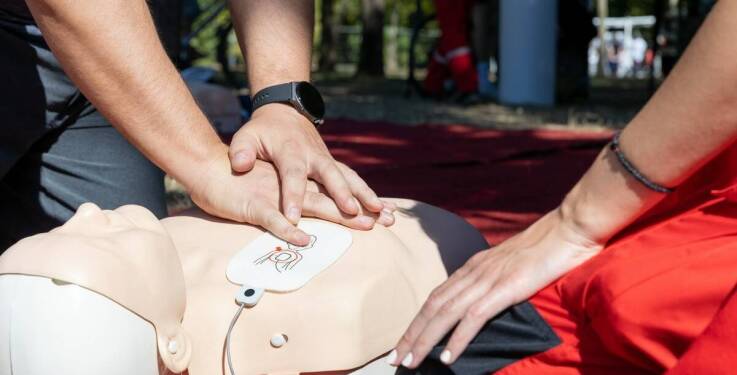 Obsługa AED: dlaczego warto znać te umiejętności?