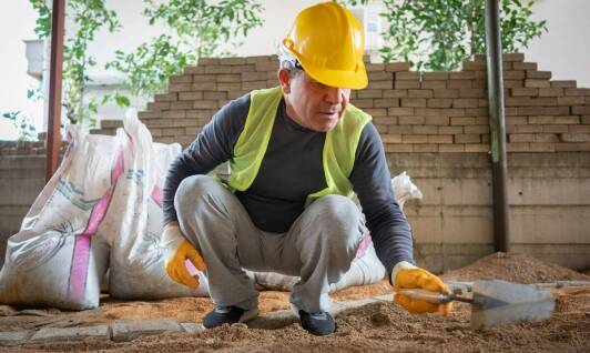 Jak stosowanie asfaltu w workach wpływa na efektywność prac budowlanych?