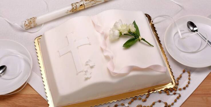 Personalizacja tortów na komunie – wybór koloru kremu i wzoru dekoracji