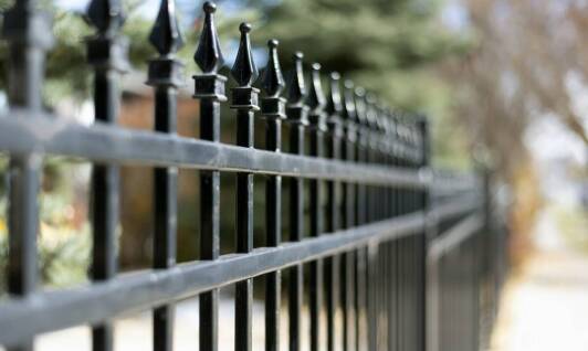 Malowanie proszkowe jako klucz do estetyki i trwałości balustrad