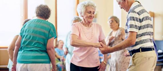 Jakie zajęcia artystyczne i muzyczne są organizowane w Domu spokojnej starości?