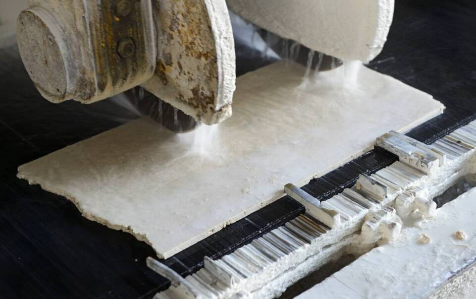 Prasa wulkanizacyjna w procesie osadzania kamieni: Zwiększenie precyzji