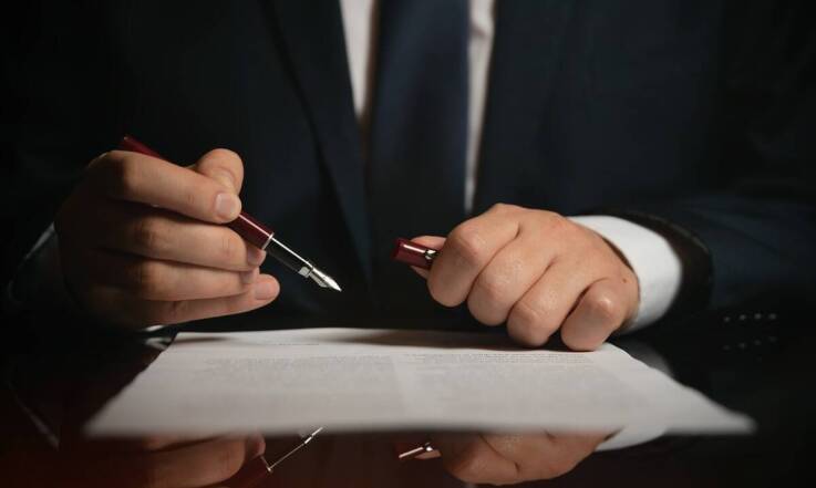 Jakie są główne obowiązki notariusza podczas sporządzania aktu notarialnego?