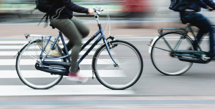 Jakie są najważniejsze zasady bezpiecznej jazdy w mieście?