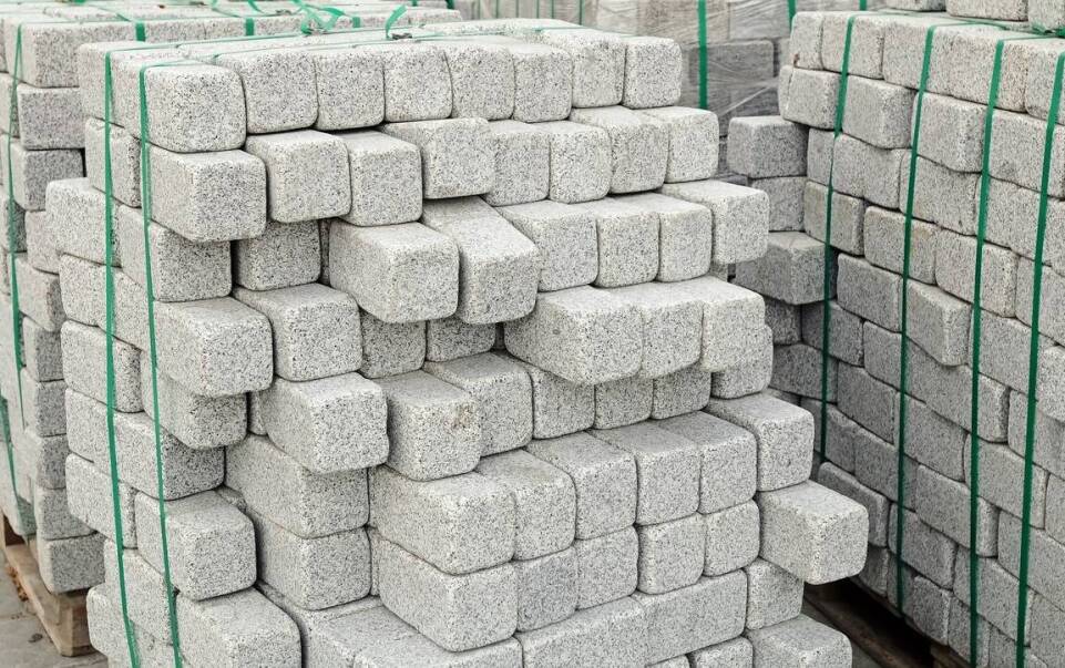 Różnice między kostką brukową betonową a granitową – co wybrać?