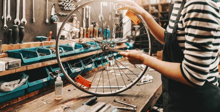 Jakie nowości prezentują sklepy rowerowe w zakresie części zamiennych?