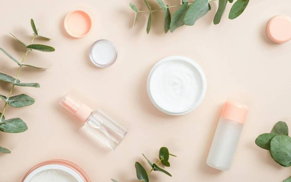 Zastosowanie kofeiny bezwodnej w produktach kosmetycznych: korzyści i ryzyka