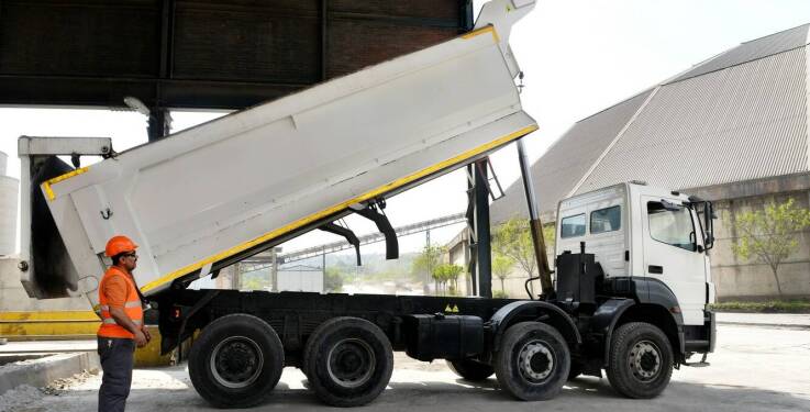 Jakie są zalety szybkiego serwisu plandek na naczepy wywrotki?