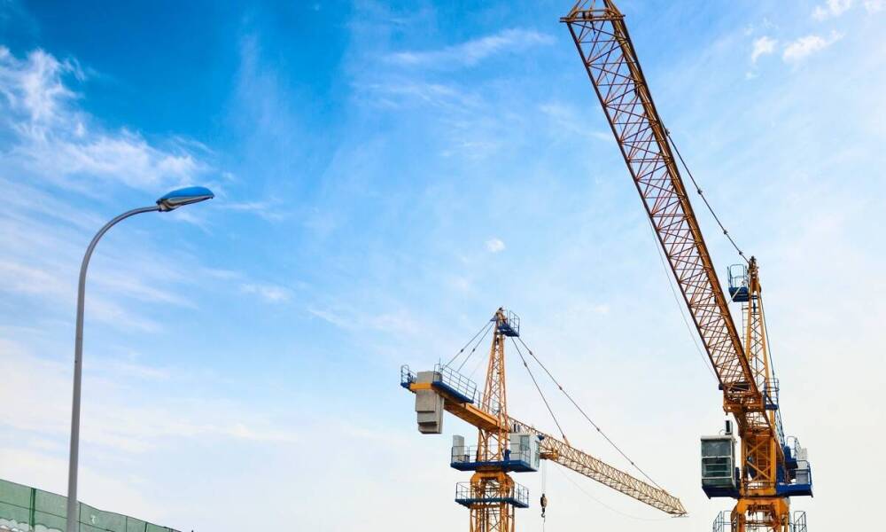 Wpływ mobilnych żurawi wieżowych na terminowość realizacji inwestycji