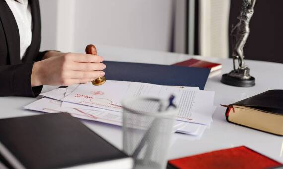 Dlaczego warto skorzystać z usług notariusza przy wykupie mieszkania komunalnego?