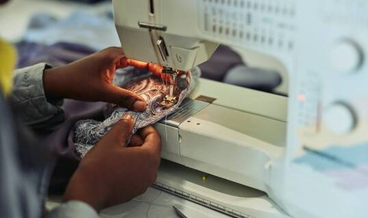 Jakie wyzwania stoją przed firmami produkującymi maskotki reklamowe na zamówienie?