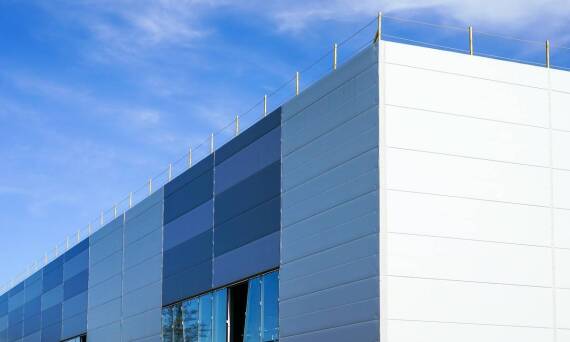 Ocieplanie celulozą – jakie są najważniejsze korzyści dla budynków przemysłowych?