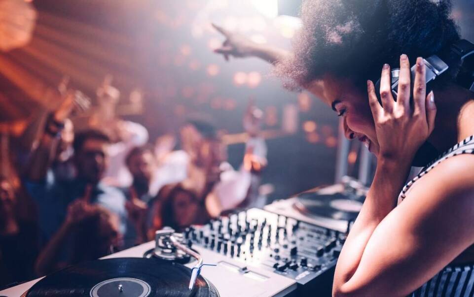 Jakie gatunki muzyczne oferujemy podczas występów na żywo?