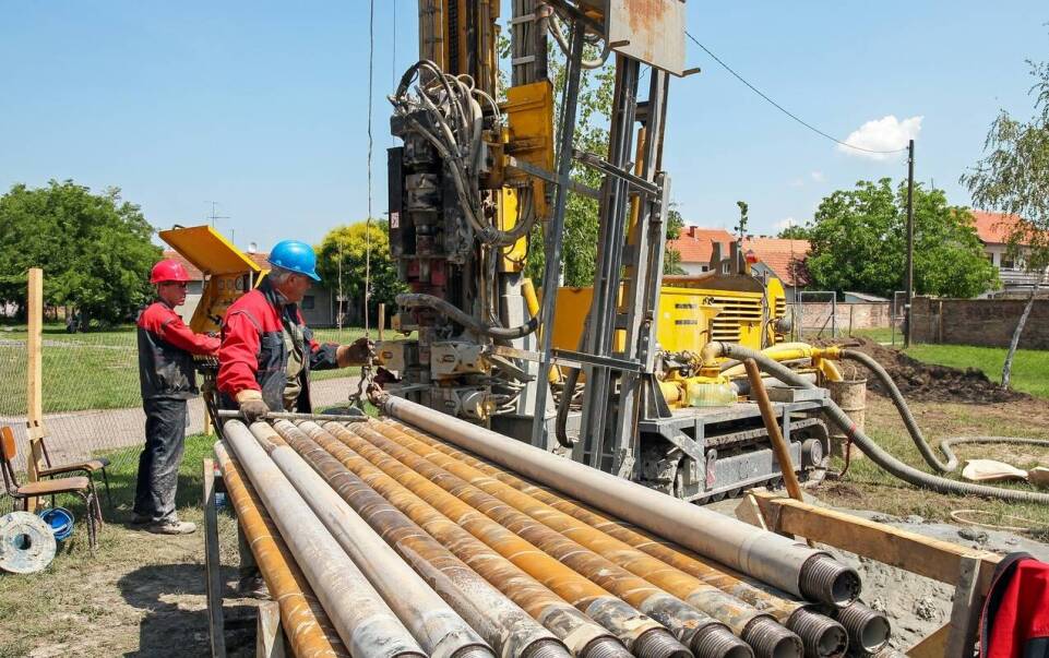 Jak odpowiedni sprzęt wpływa na efektywność odwiertów do pomp ciepła?