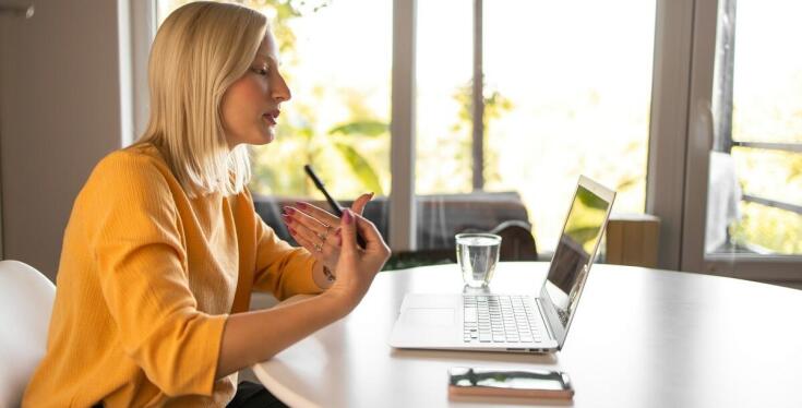 Jak szkolenia online wpływają na dostępność wiedzy o ubezpieczeniach?