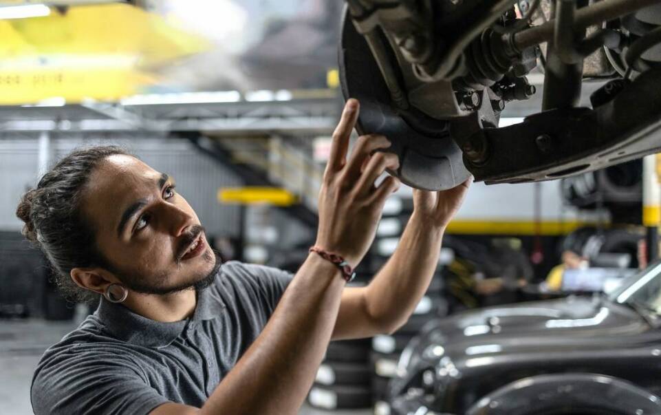 Jakie są etapy demontażu i montażu zacisków hamulcowych?