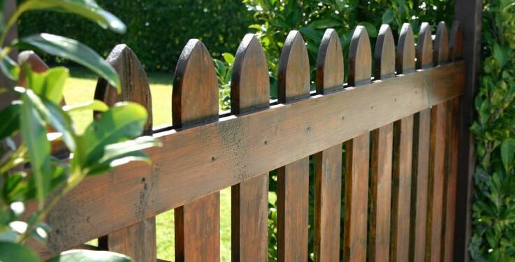 Jak dobrać skrzynkę na listy do stylu ogrodzenia i bramy?