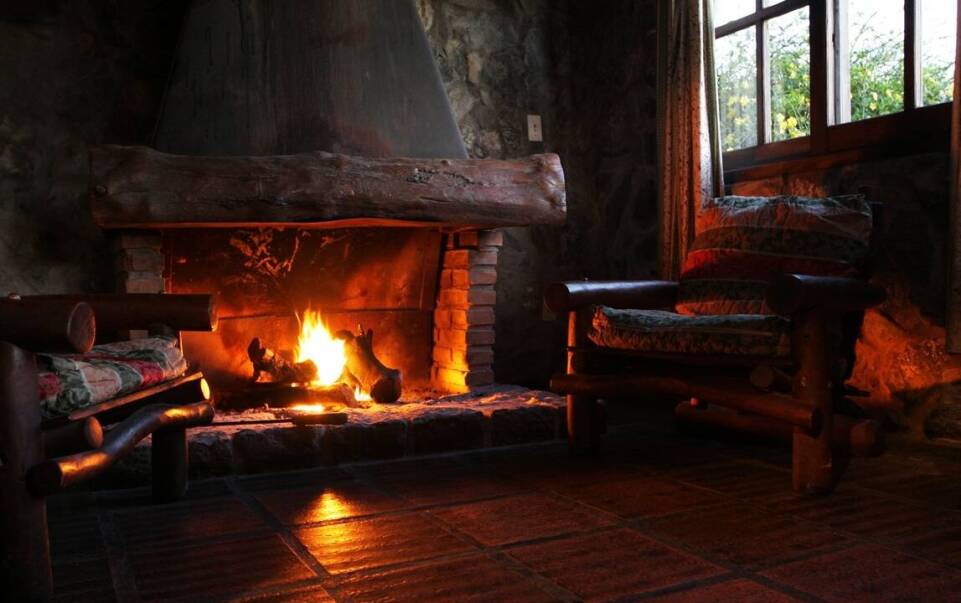 Dlaczego warto wybrać dom w górach z kominkiem na swój kolejny urlop