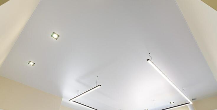 Profil LED sufitowy jako element oświetlenia awaryjnego