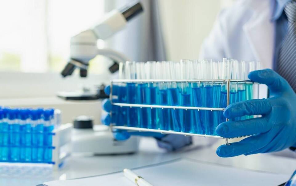 Kluczowe cechy dobrych klapek roboczych do pracy w laboratoriach