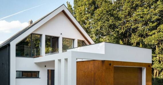 Oszczędność energii dzięki garażom z płyt warstwowych – analiza korzyści