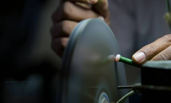 Proces wyboru kamienia naturalnego do złotego pierścionka