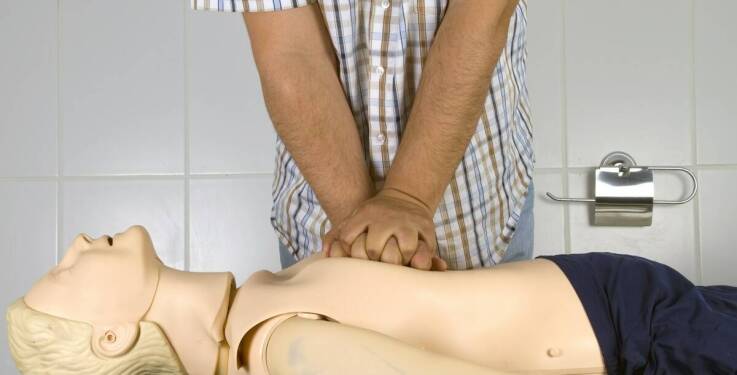 Jak wykorzystanie fantomów wpływa na skuteczność nauki obsługi urządzenia AED?