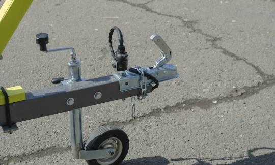 Porównanie: jednoosiowe przyczepy podłodziowe a dwuosiowe