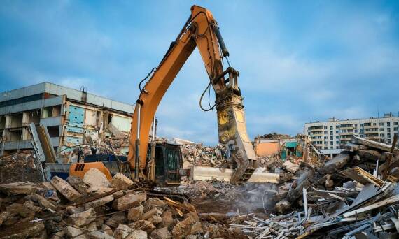 Rola wynajmu kruszarki do gruzu w projektach infrastrukturalnych