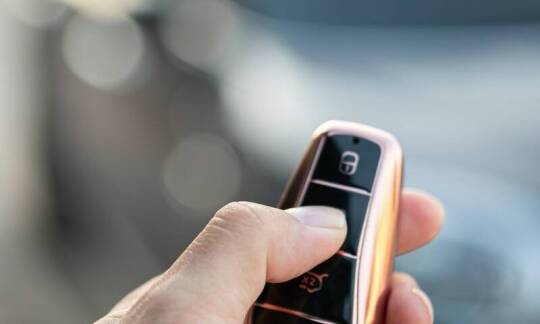 Jakie dodatkowe elementy można zintegrować z obudową do pilota do bramy?