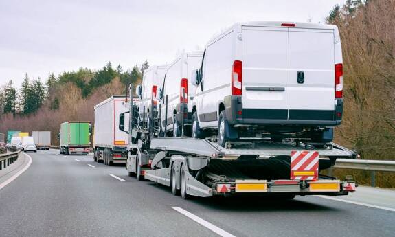 Jakie czynniki wpływają na wybór autolawety do międzynarodowego transportu?