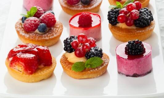 Tęczowe wafle – jak wpływają na atrakcyjność wizualną deserów?