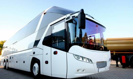 Transfer busem z lotniska jako oszczędność czasu i pieniędzy