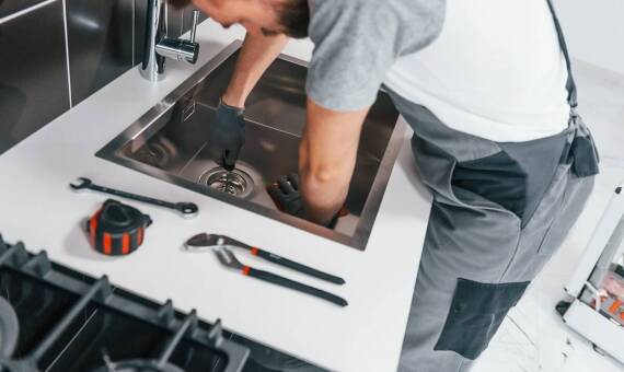 Znaczenie regularnego udrażniania rur dla długoterminowego utrzymania instalacji.