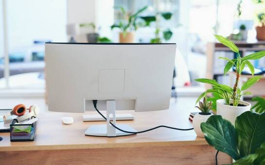 Poleasingowy monitor 24 cali a adaptacja do różnych warunków oświetleniowych