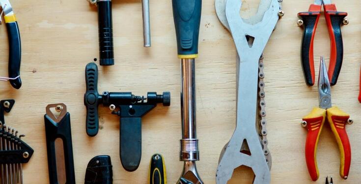 Rola meblowych uchwytów w projektach DIY – co warto wiedzieć?