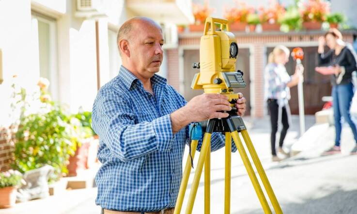 Geodezja w Brwinowie: Jakie technologie stosują lokalni geodeci?