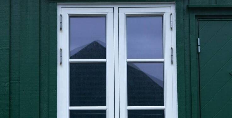 Porównanie różnych typów okien do domków holenderskich: co warto wybrać?