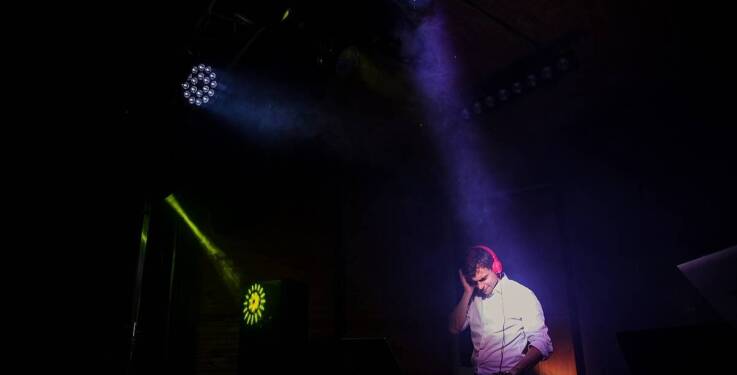 Jak z pomocą DJ-a wybrać idealną playlistę na swoją osiemnastkę?
