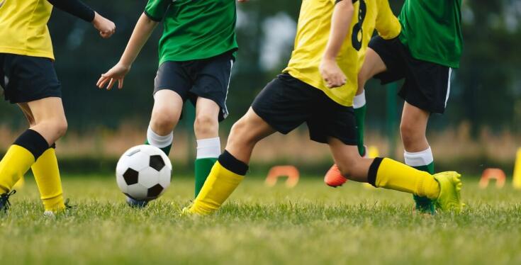 Jak dmuchane boiska do piłki nożnej wspierają integrację sportową dzieci?