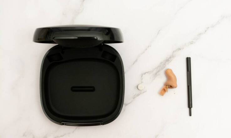 Różnice w użytkowaniu zausznych i dousznych aparatów słuchowych