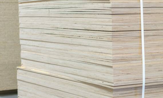 Rola antypoślizgowej sklejki w konstrukcji naczep i przyczep