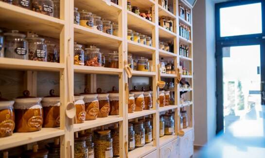 Jak wybrać idealną oliwę z oliwek extra virgin w delikatesach w Warszawie?