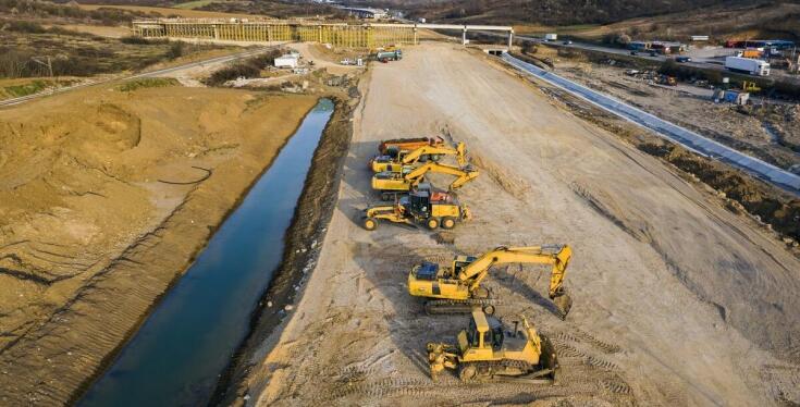 Rola ciężkiego sprzętu w efektywnym przeprowadzaniu robót ziemnych